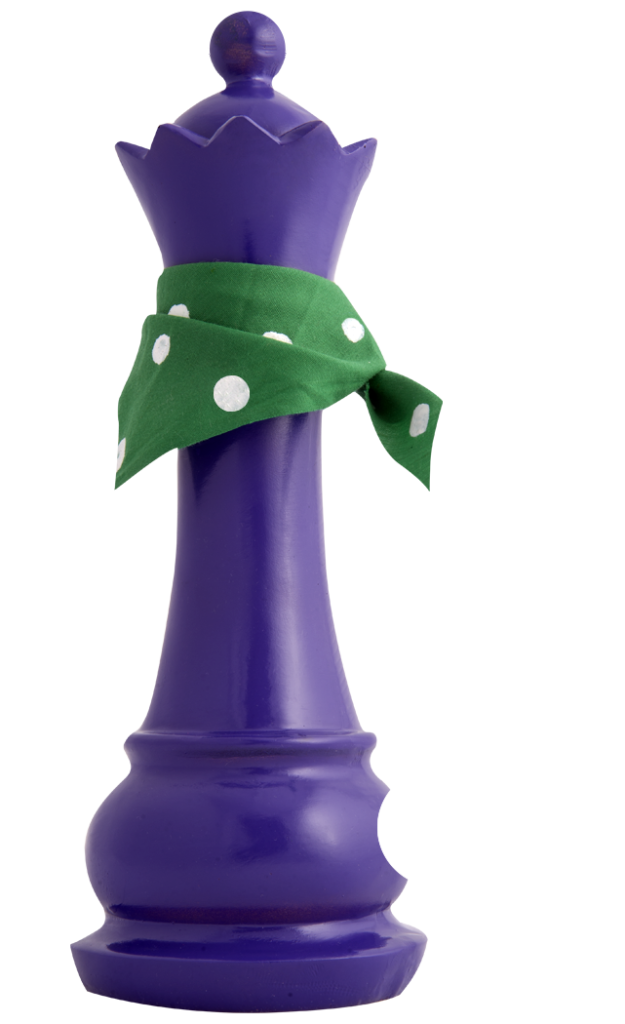 La Dama, pieza de ajedrez en color morado con un pañuelo verde con puntos blancos adornándola.