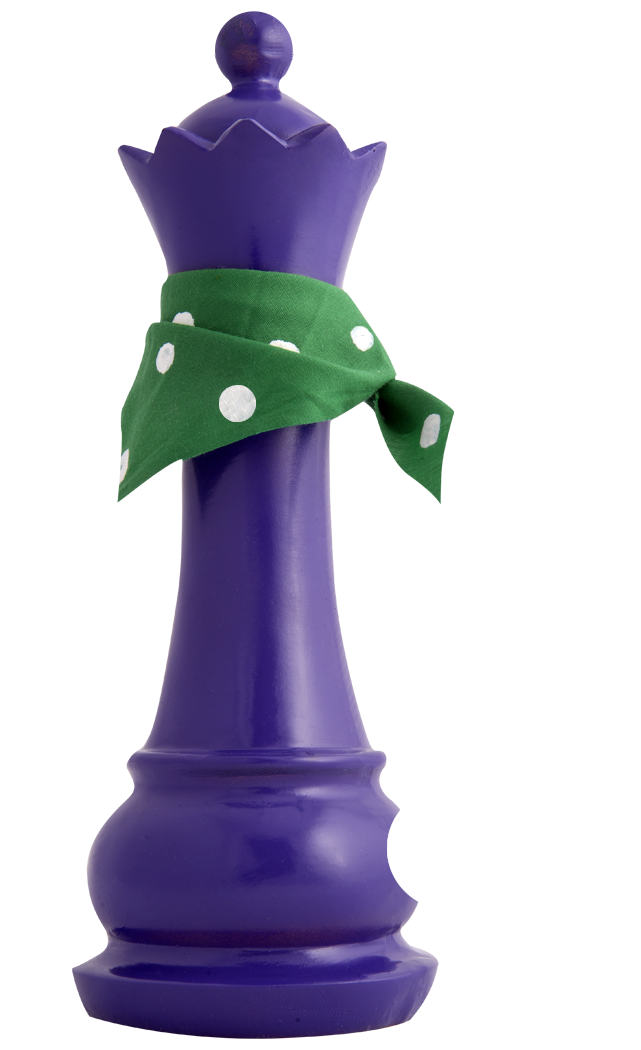 La Dama, pieza de ajedrez en color morado con un pañuelo verde con puntos blancos adornándola.